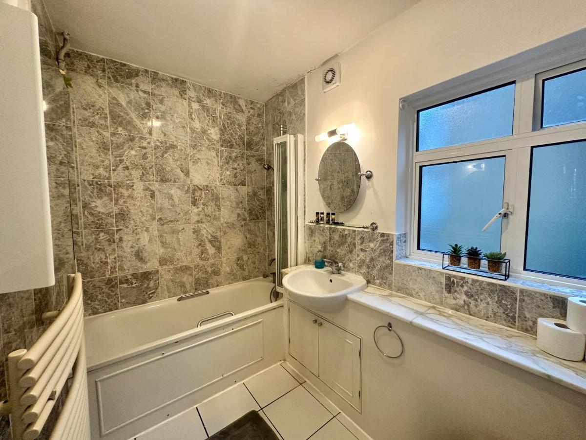 Private Family Apartment, In Victoria Posh Sw1 London Eksteriør billede