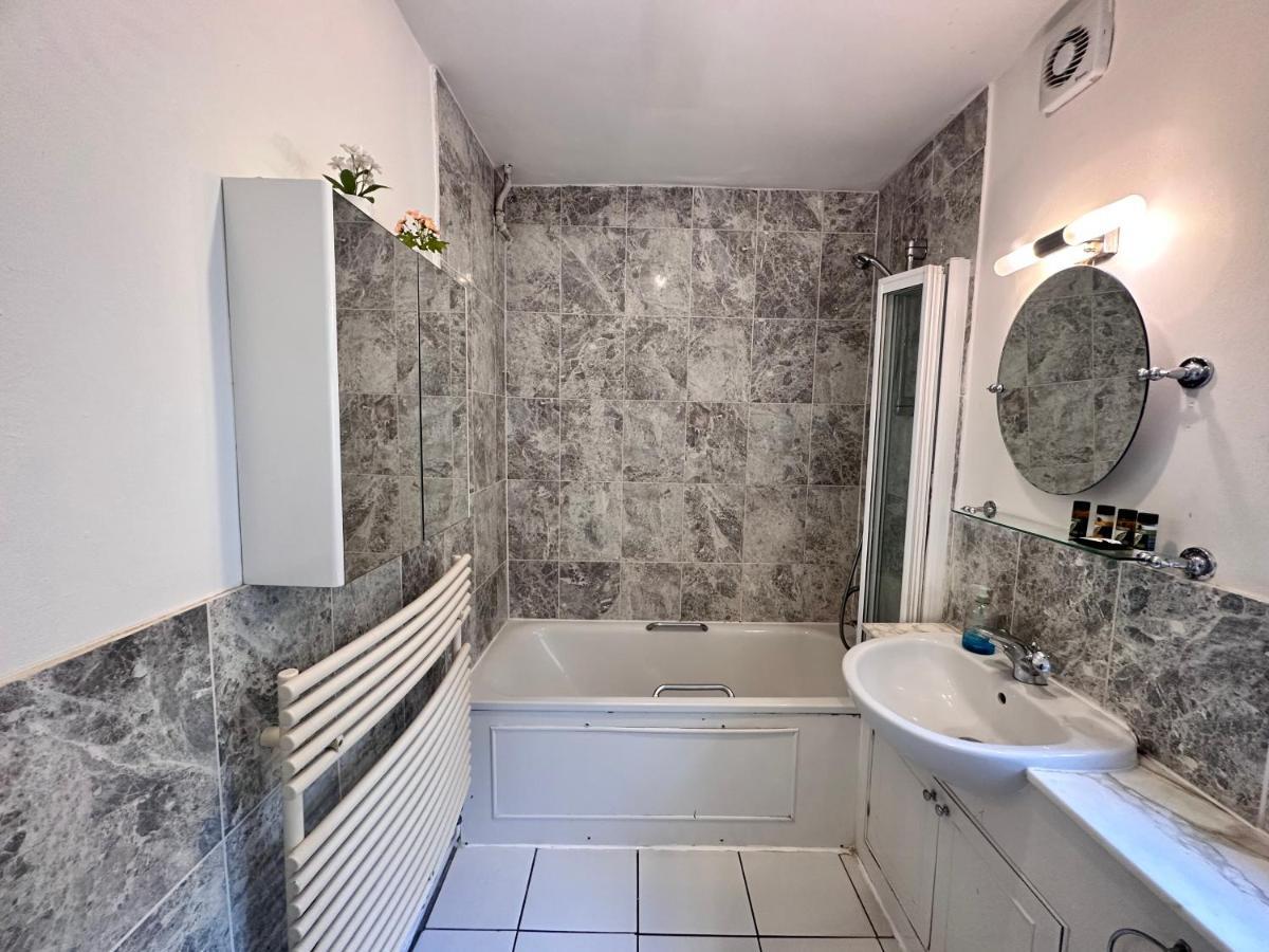 Private Family Apartment, In Victoria Posh Sw1 London Eksteriør billede